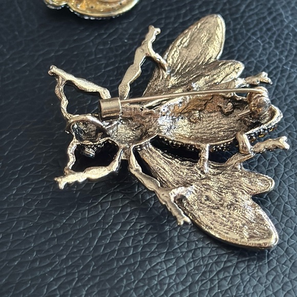 Sparkling Rhinestone Flying Insect and Cat w Kitten Brooch Set - Picture 3 of 3